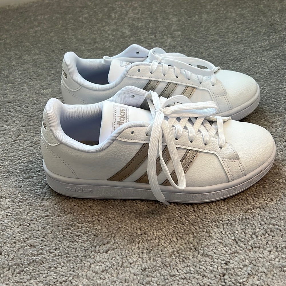 Adidas sneakers like new!!!!